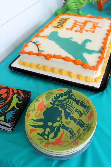 How to create a DIY and budget-friendly birthday party for a dinosaur theme.