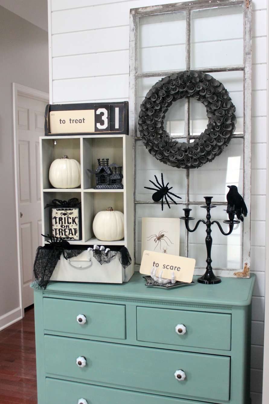 I'm feeling inspired by this spooky but charming Halloween entryway decor!