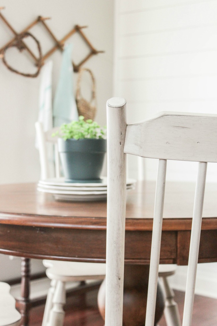 Love how these white Windsor style chairs added farmhouse charm to this kitchen eat in!